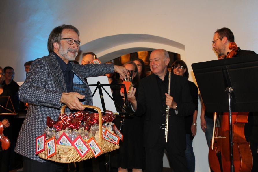 Dank des Fördervereins-Vorsitzenden Christian Nowotny mit großen und kleinen Mozartkugeln für alle Musiker