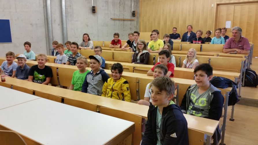 Die Schüler hören eine Vortrag von Professor Pöppel.
