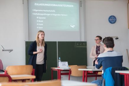 Die beiden Referendarinnen Anna Edbauer und Barbara Sochor erläutern das Lehramtsstudium und den späteren Beruf als Lehrer am Gymnasium.