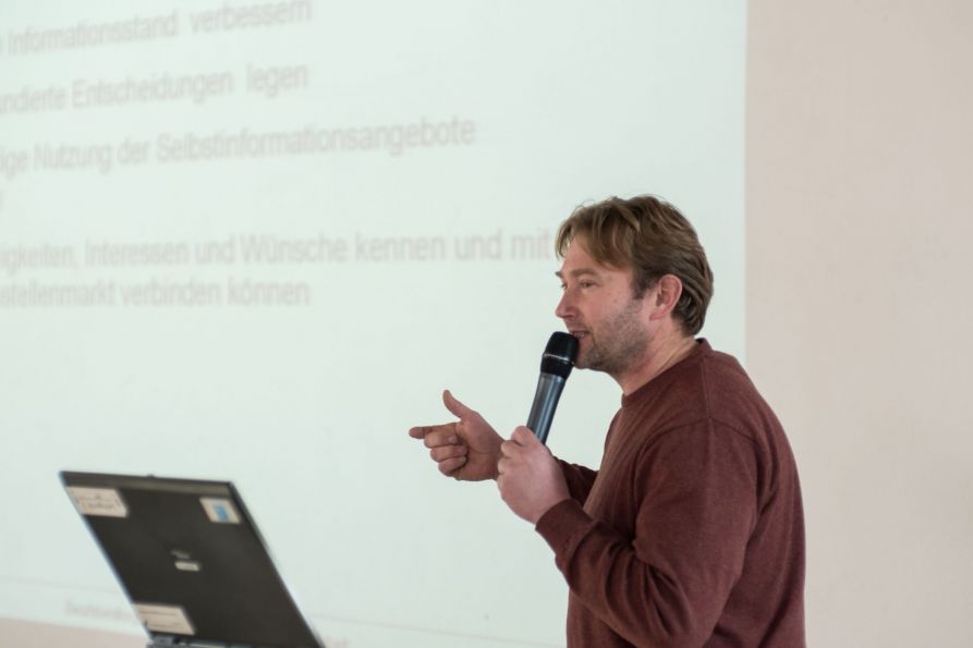 Wolfgang Kürzinger, Berater für Berufsorientierung der Agentur für Arbeit in Cham, zeigte den Schülern verschiedene Wege der beruflichen Orientierung auf.