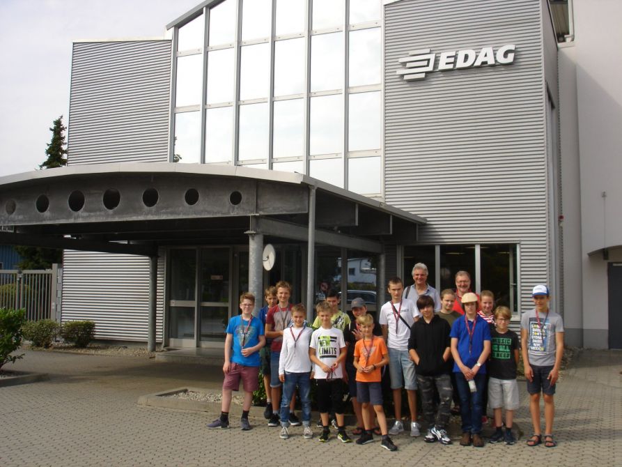 Die Schüler vor dem EDAG-Gebäude