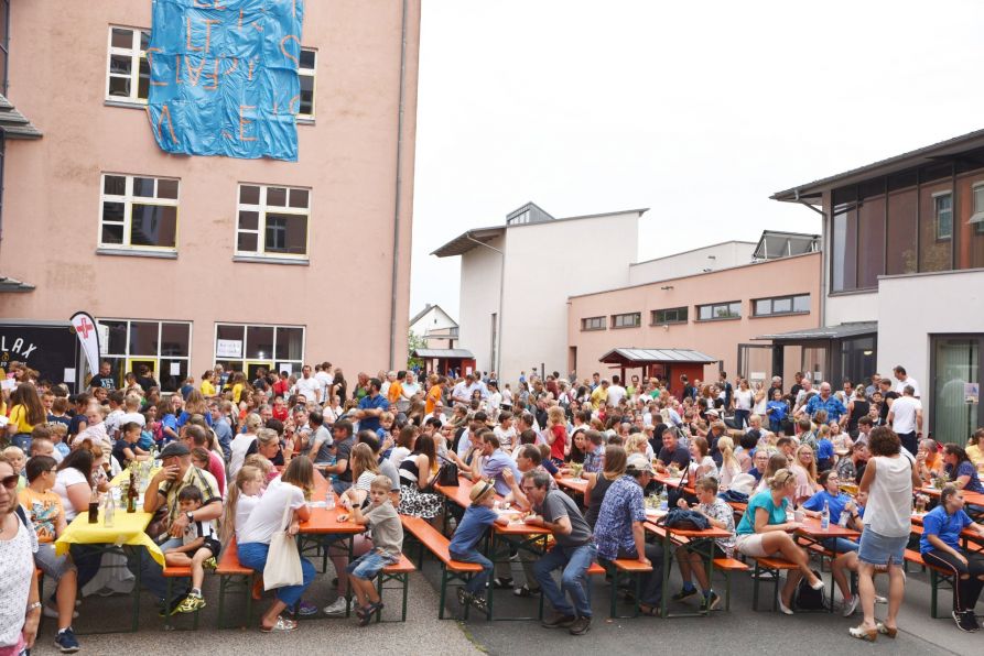 Über 1000 Besucher waren zum Sommerfest des Fraunhofer-Gymnasiums gekommen und feierten bis spät in die Nacht gemeinsam.