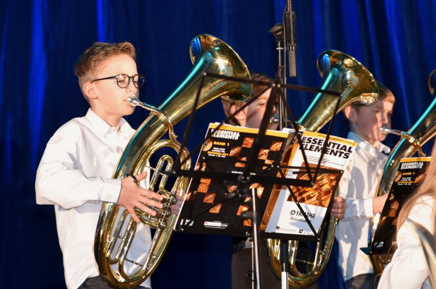 Die Kooperation mit der Landkreismusikschule macht sich bezahlt. Es ist beachtlich, was die jungen Musiker der Bläserklassen bereits spielen können. 