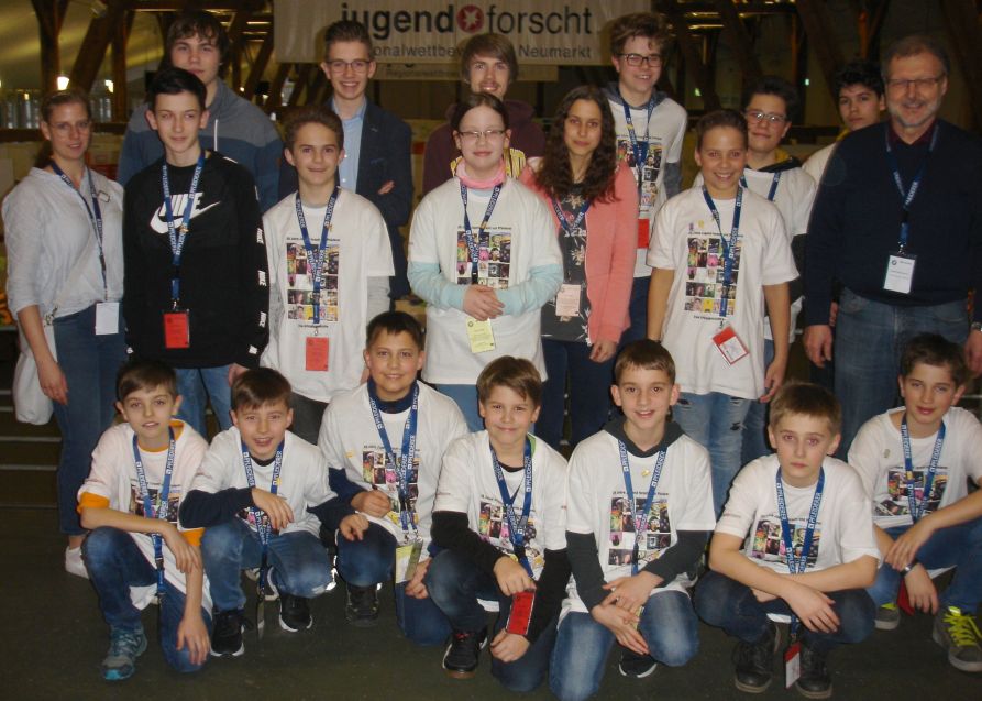 Die Fraunhofer-Teilnehmer des Regionalwettbewerbs Jugend forscht zusammen mit den betreuenden Lehrkräften