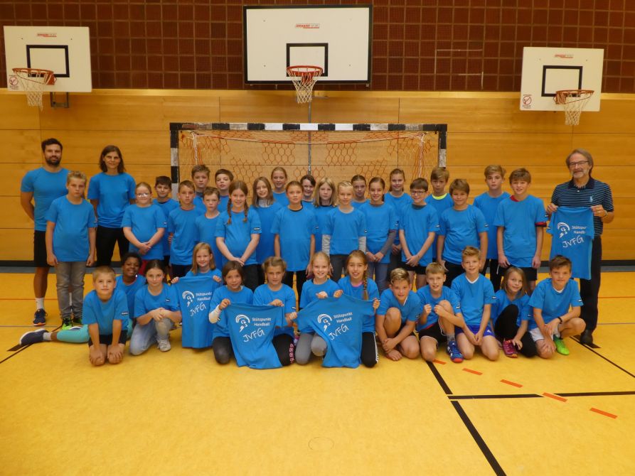 Handballgruppen mit neuen T-Shirts