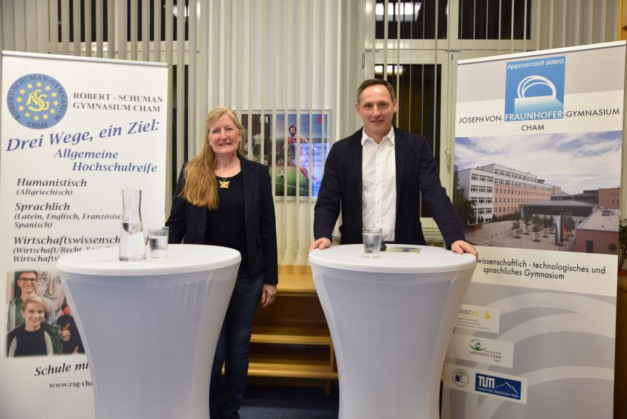 Uwe Mißlinger vom Fraunhofer-Gymnasium und Angela Schöllhorn vom Robert-Schuman-Gymnasium hatten gemeinsam zur Online-Veranstaltung eingeladen.