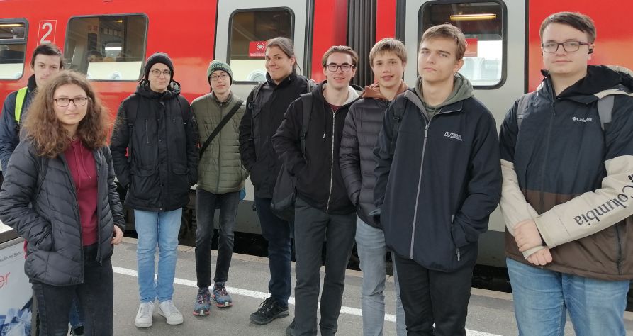 Die Schülerinnen und Schüler auf ihrem Weg zur OTH nach Regensburg