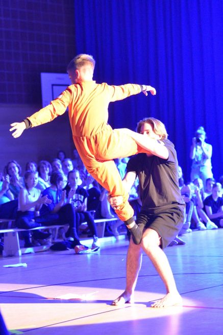 Mit „Major Tom“ zeigte das P-Seminar eine tolle Darbietung aus Bewegungstheater und Akrobatik.