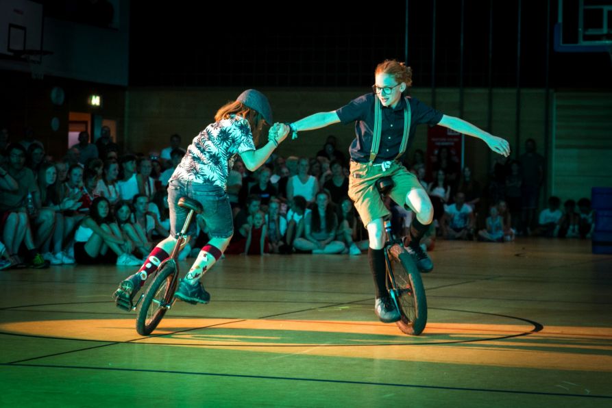 Akrobatisch wurde es bei Leopold und Toni Deglmann, die auf ihren Einrädern durch die Arena fetzten.