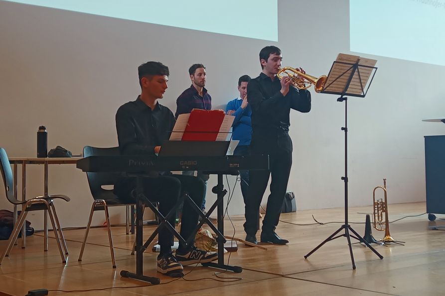 Die musikalische Umrahmung wurde ebenfalls von Fraunhofer-Schülern übernommen. Andreas Wagenschwanz an der Trompete und Jonas Früchtl am Klavier zeigten ihr herausragendes Können.