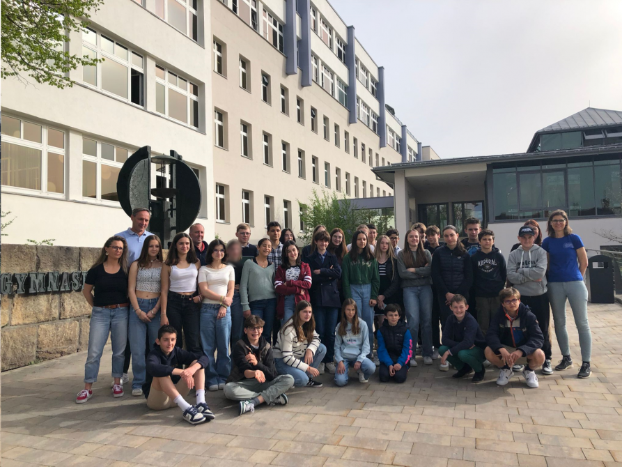 Die Gruppe der Austauschschüler vor dem Fraunhofer-Gymnasium